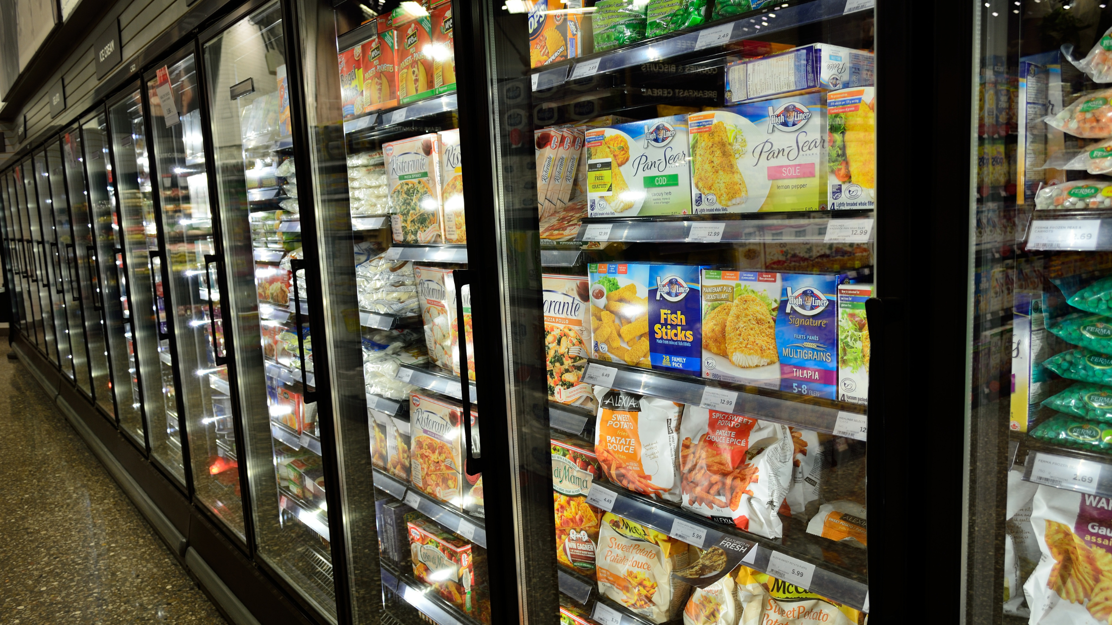 frozen foods isle in a grocery store