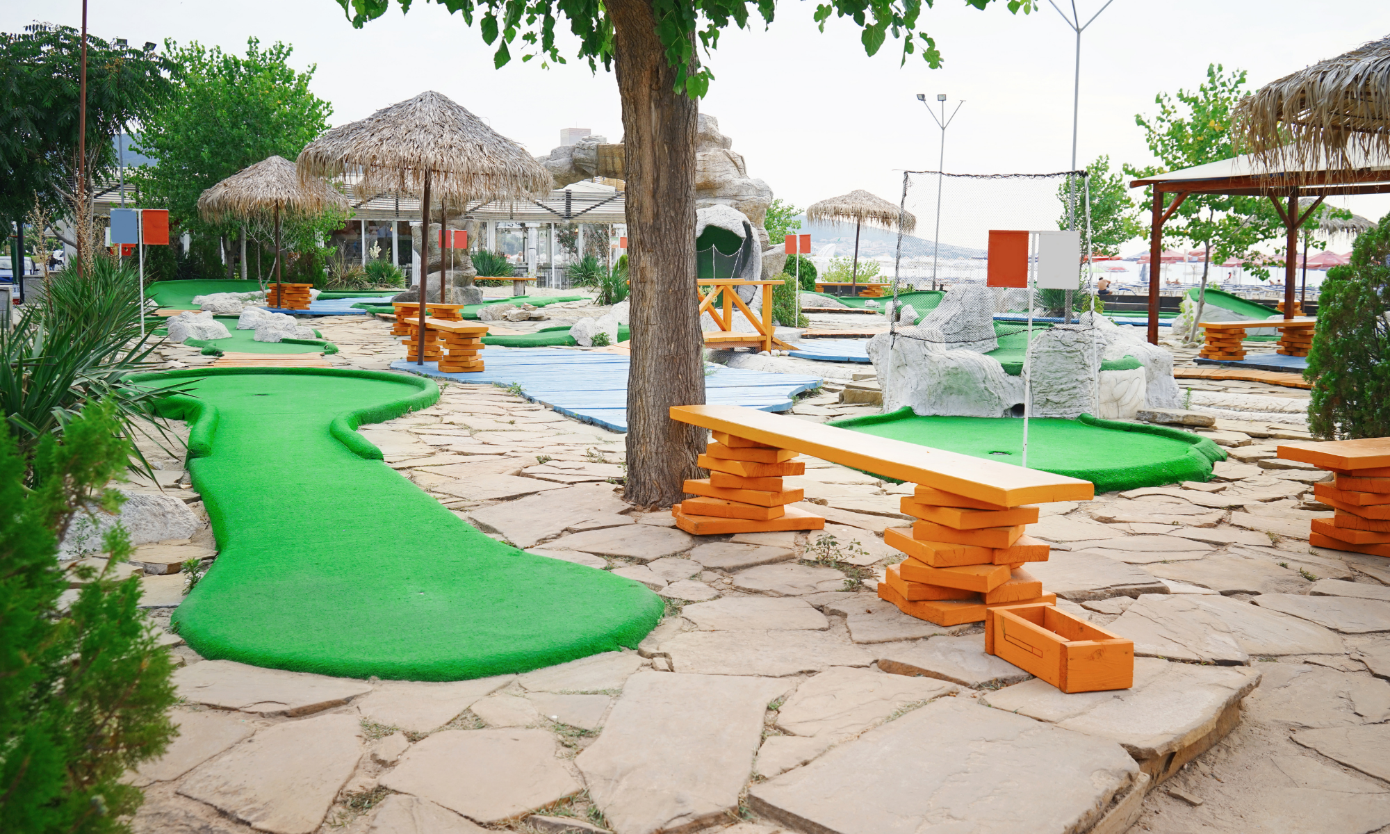 Tropical themed minigolf course