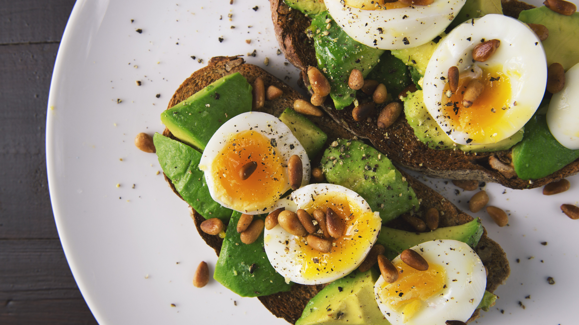 leafy greens with slices of hard boiled egg and dressing