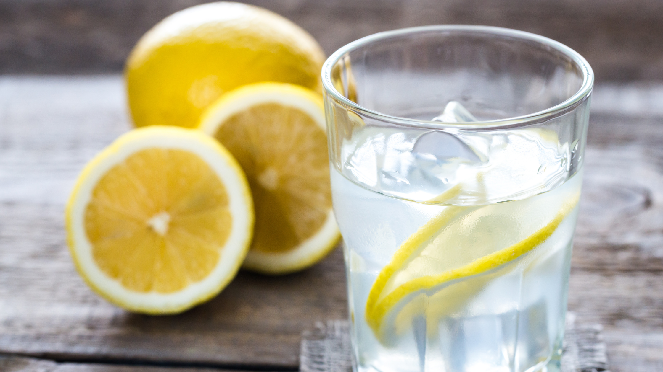 glass of ice water with lemon slices